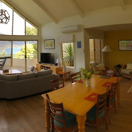 Freycinet Beach House Коулс Бей Екстериор снимка